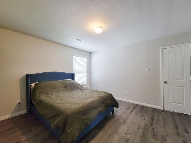 Building Photo - THIS THREE BED, FOUR BATH, CANAL FRONT HOM...