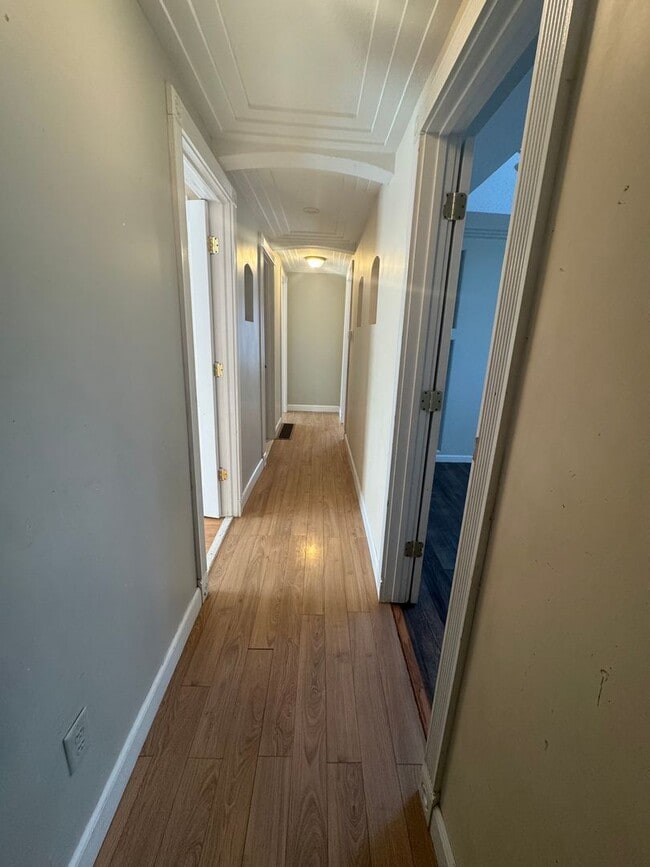 Building Photo - Beautiful 4 bedroom, 2 bathroom House