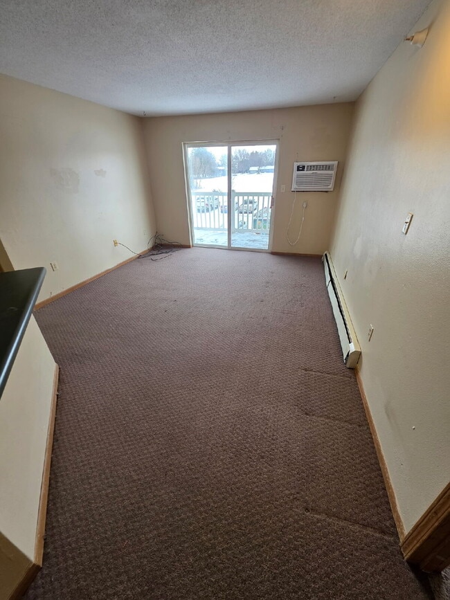 Building Photo - 3 Bedroom | 2 Bathroom 2nd Floor Unit in Oelwein AVAILABLE SOON!