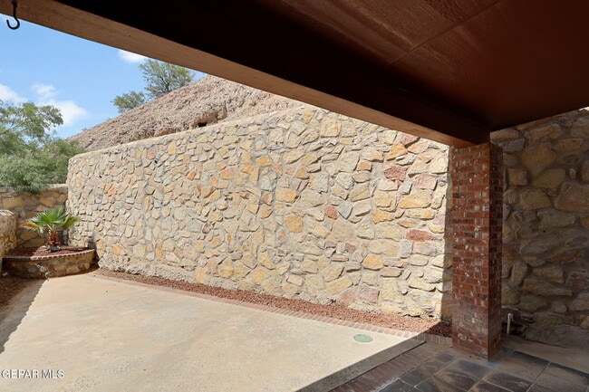 Building Photo - 7235 Royal Arms Dr