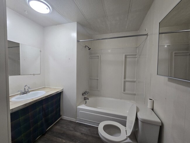 Building Photo - 2097 Castle Ave