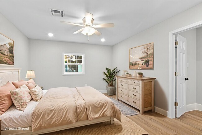 Building Photo - 15529 Pine St