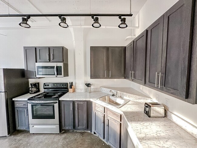 Building Photo - 701 E 2nd St N