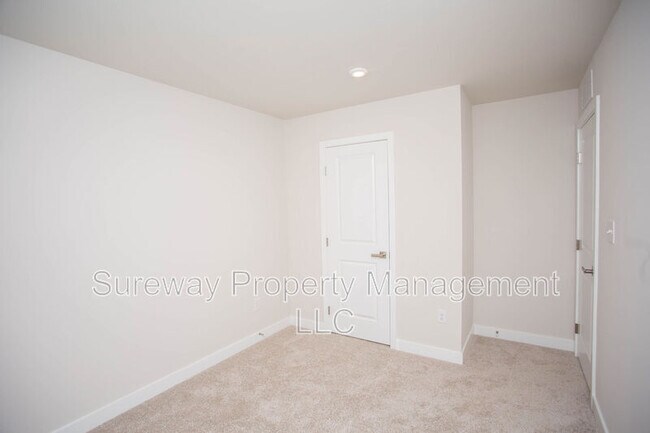 Building Photo - 8 Foxwood Dr