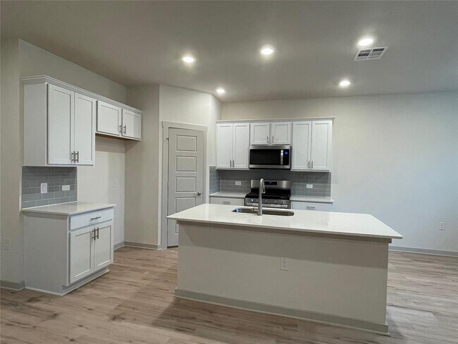 Building Photo - 13900 Zuhause Dr