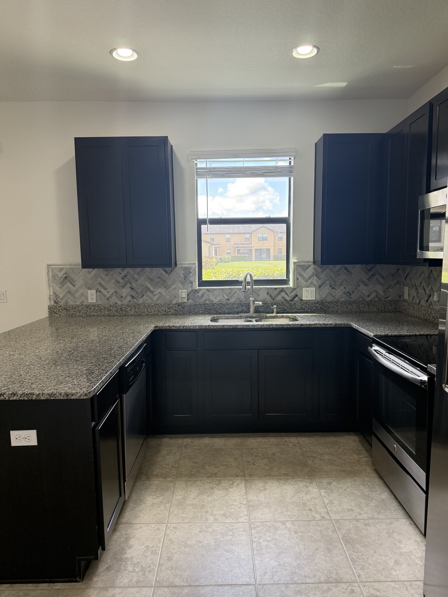 Building Photo - 2259 Seven Oaks Dr