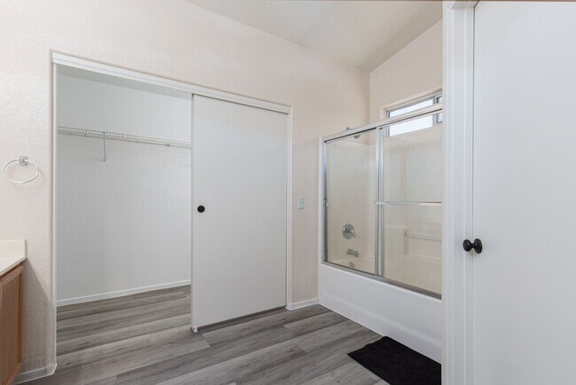 Building Photo - 3 bedroom home located near 215 Freeway and shopping.