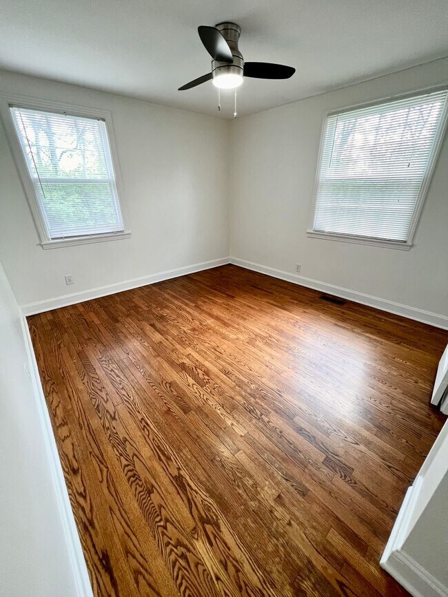 Building Photo - Madison Stunner! 3 Bed 2 Bath House W/ Fenced Back Yard