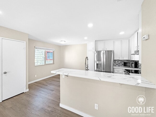 Building Photo - Stunning 3BD/2BA 2nd Floor Condo in Chula Vista W/ A/C, W/D, 2 Balconies, Community Pool & Spa!