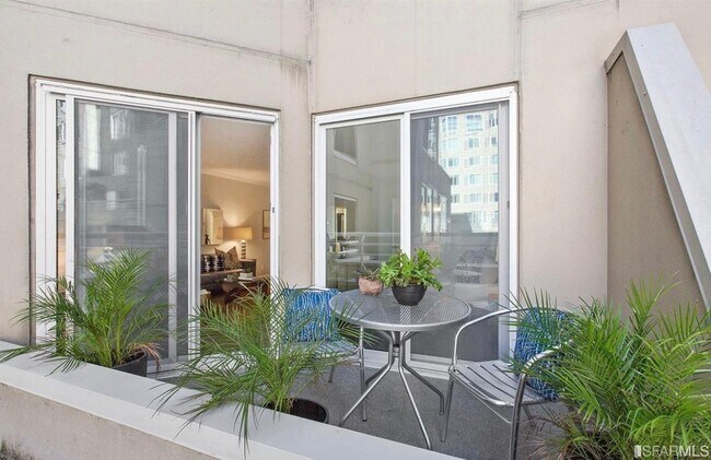 Building Photo - 240 Lombard St