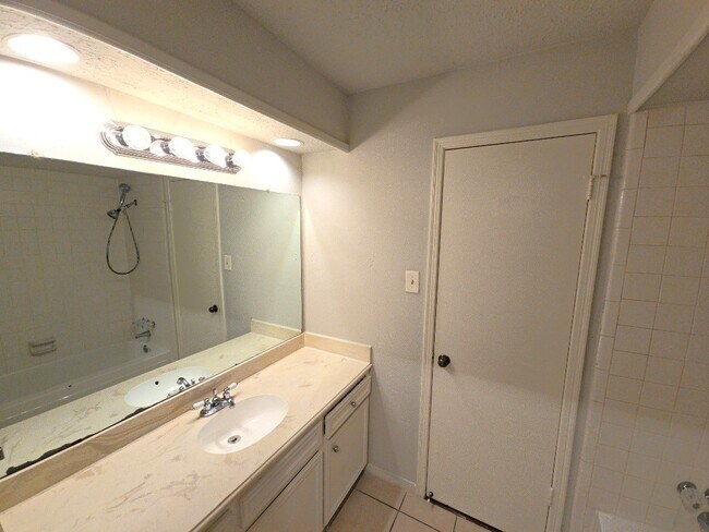 Building Photo - 1705 Bodart Ct