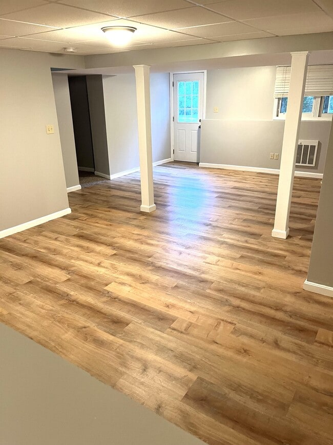 Building Photo - 12 Hawthorne Village