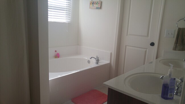 Building Photo - Modern 4 Bedroom, 2.5 Bath West Side Single Family Home