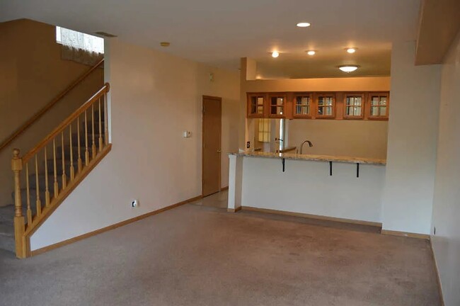 Building Photo - 703 Blossom Ct