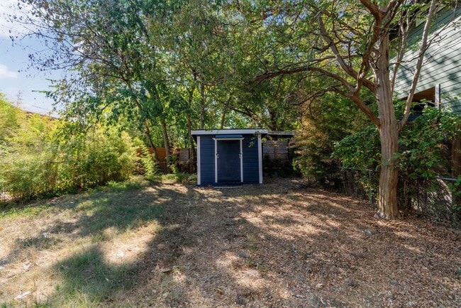 Building Photo - 1606 Maple Ave