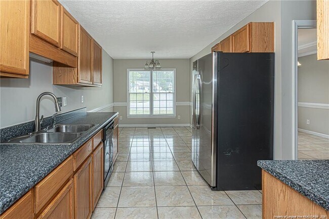 Building Photo - 402 Roundtree Dr