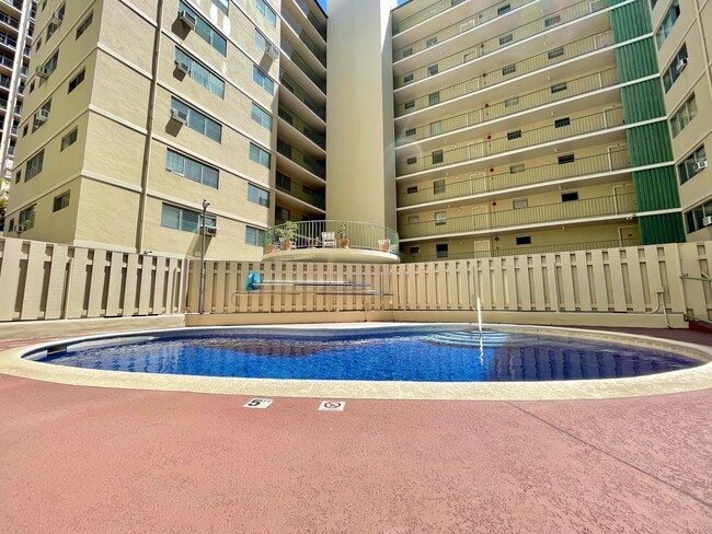 Building Photo - Newly Renovated 2-Bedroom Condo with Ala W...