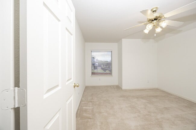 Building Photo - 10002 River Bend Dr