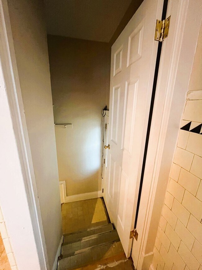 Building Photo - Darling 2 bedroom Bungalow