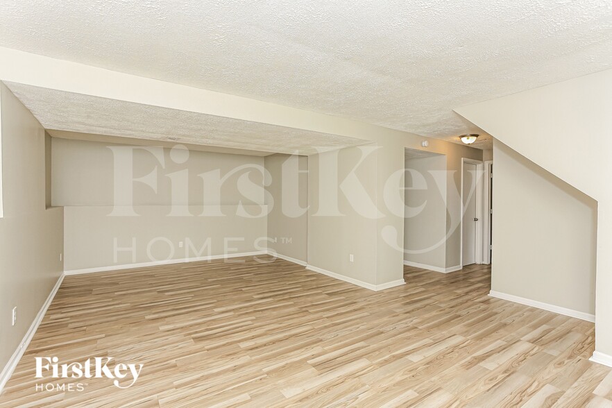 Building Photo - 910 Woodlark Dr