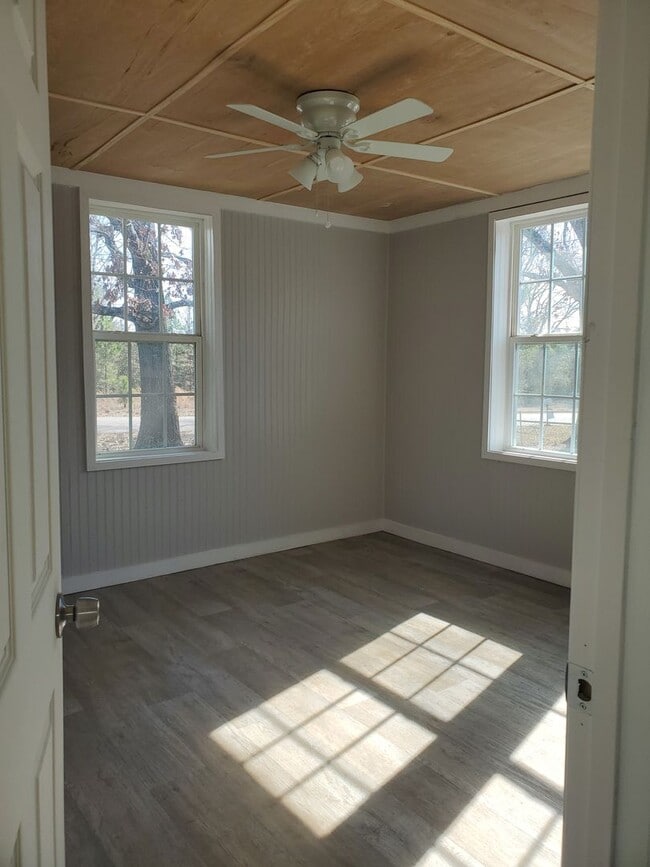 Building Photo - 151 Circle Dr