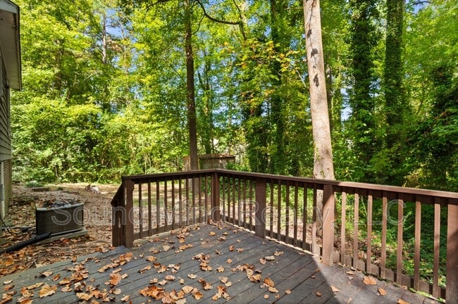 Building Photo - 305 Golf Course Dr