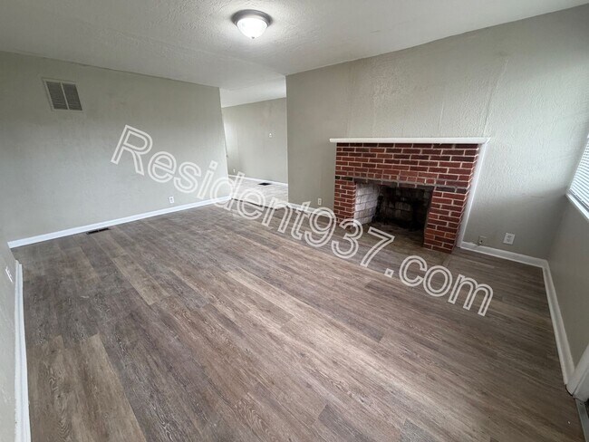 Building Photo - 2 Bedroom 1 Bath home with fenced in backyard