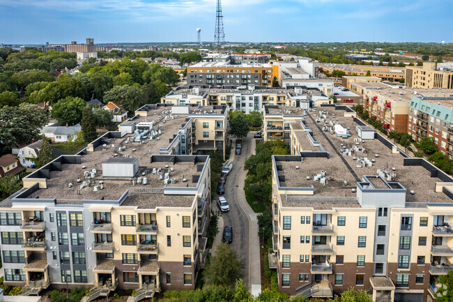 Building Photo - Emerald Gardens