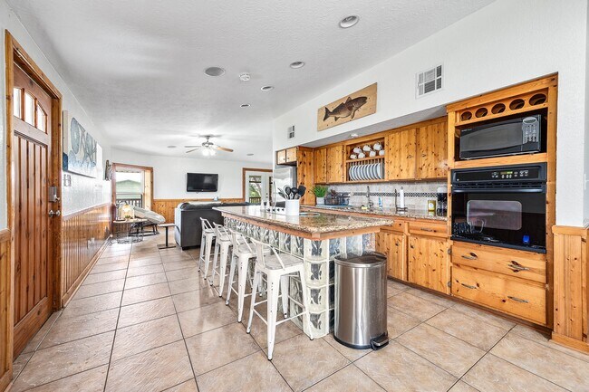 Building Photo - 302 Palm Dr