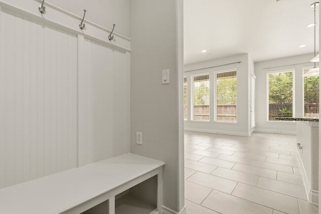 Building Photo - 9527 Scanlan Heights Ln