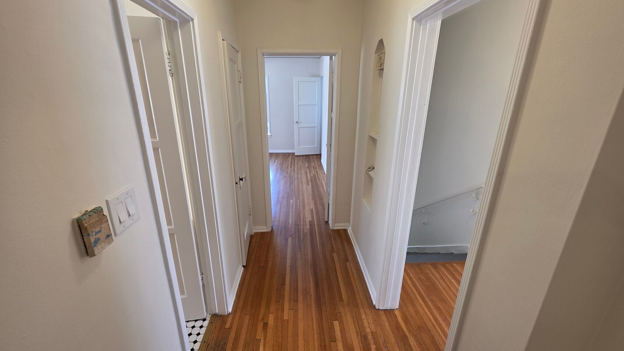 Building Photo - 455 N Hayworth Ave