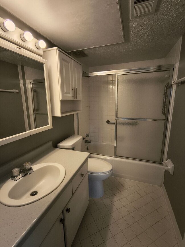 Building Photo - HUGE 2 Bedroom and Bathroom Apartment in East CB!