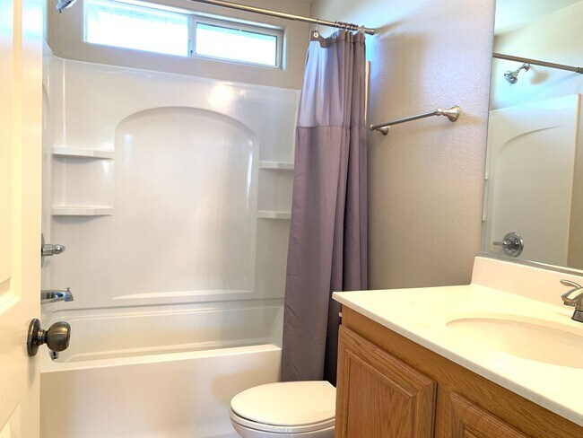 Building Photo - 3 Bedroom House in gated community