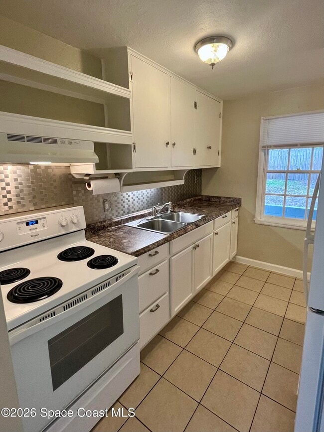 Building Photo - 27 Seminole Dr