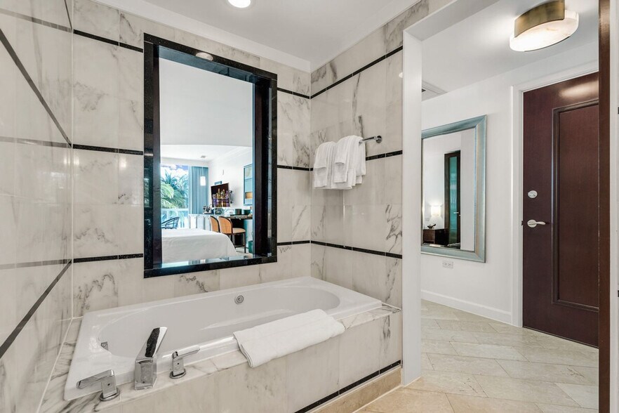 Building Photo - 4360 Collins Ave