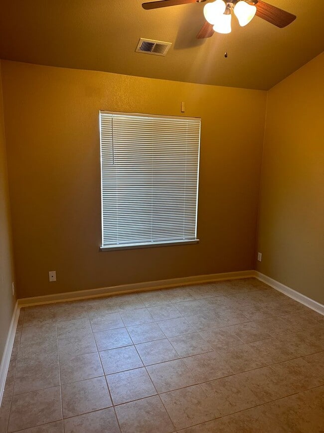 Building Photo - Great 4 bedroom 2 bath home