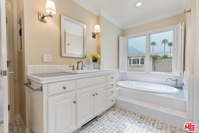 Building Photo - 4211 W Toluca Lake Ln