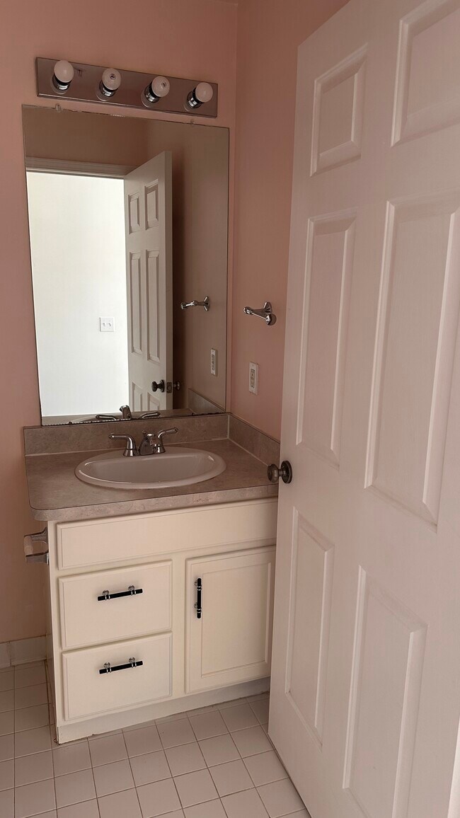 2nd floor bathroom - 1510 Devon Ln