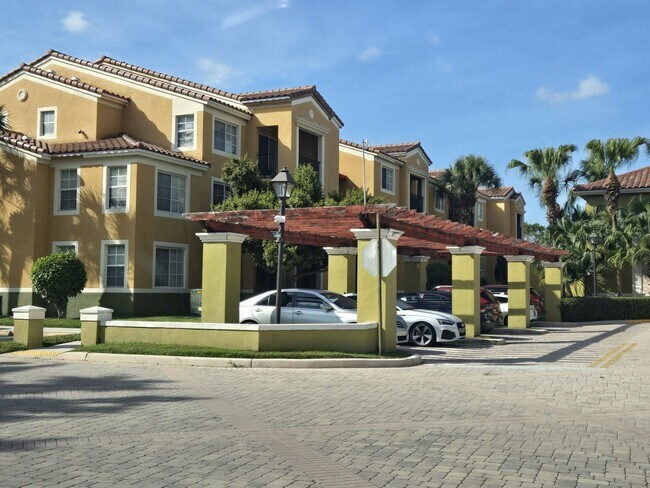 Building Photo - RESORT STYLE, BEAUTIFUL 2 BEDROOM AND 2 BATHROOMS ON THE TOP FLOOR