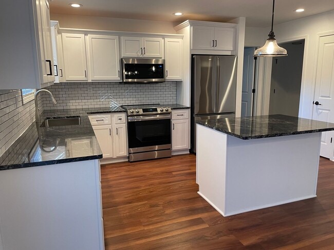 Building Photo - BEAUTIFUL 3 Bedroom 2 Bath Home in the Cit...