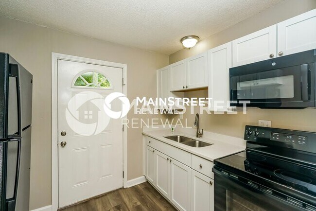 Building Photo - 3 Bedroom Pet-Friendly Home in Louisville, KY with Main Street Renewal