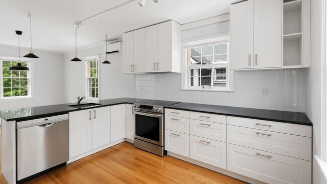 Building Photo - Heart of Woodland Heights just blocks from JRPS, Renovated 2BR / 1.5BA home with gardens