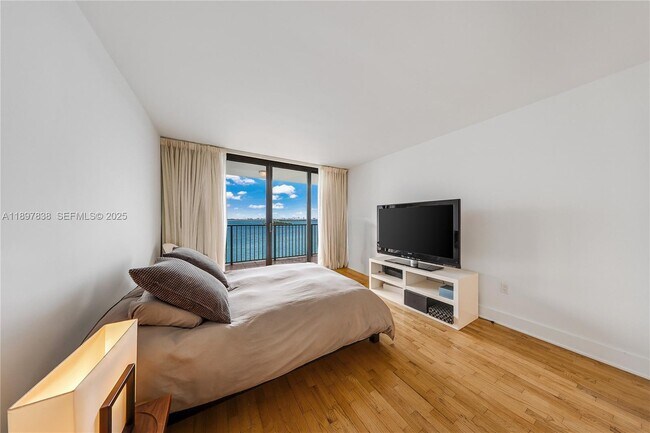 Building Photo - 801 N Venetian Dr