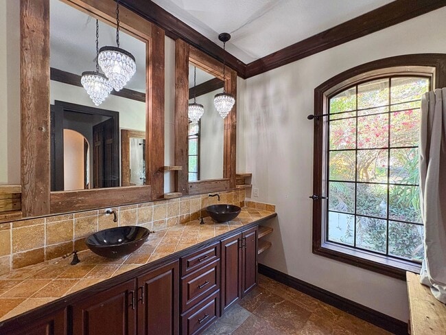 Building Photo - Mediterranean-Style Waterfront Home on Lake Tarpon- 3bed|2bath