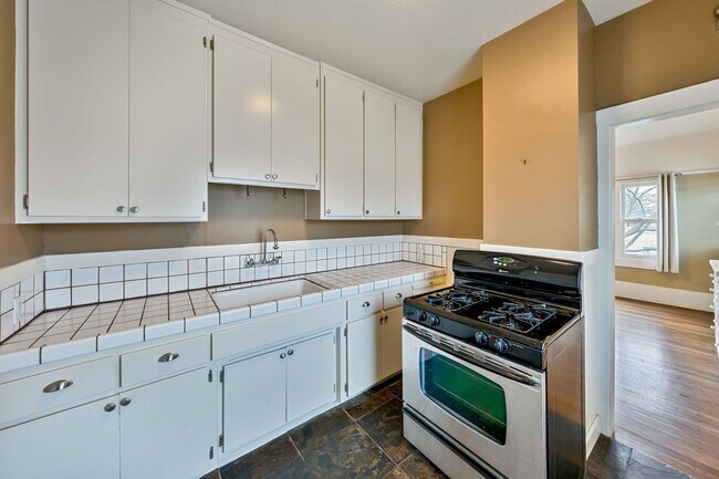 Building Photo - Charming Midtown 1-Bedroom Apartment with Private Balcony and Hardwood Floors!