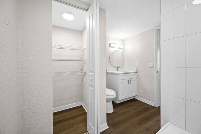 Building Photo - Newly Renovated 2 Bed-2 Bath Apartment wit...