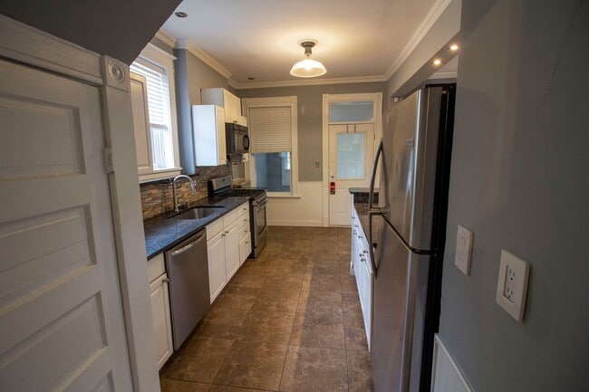 Building Photo - 2 bed/1 bath, Single-family Home! Modern and spacious with off-street parking and a relaxing back...