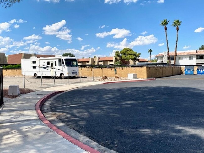 Building Photo - Renovated townhome features 2 Beds and 1.5...