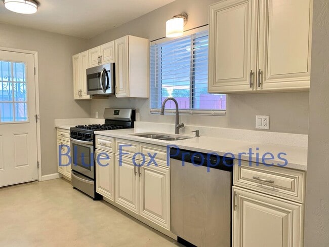 Building Photo - 602 N Palo Verde Blvd