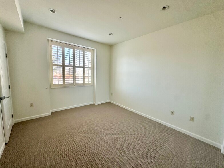 Building Photo - 1625 Granville Ave